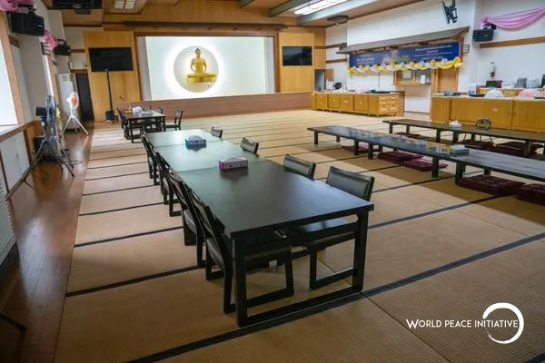The tatami hall with its golden Buddha image